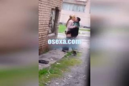 Публичное узбекское порно. Муж трахает жену на улице