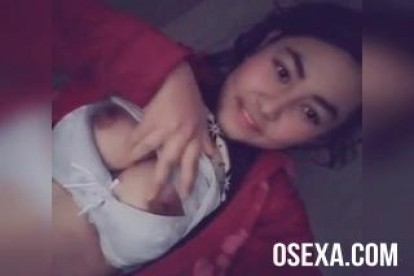 Рискованная узбечка откровенно показывает сиськи на камеру
